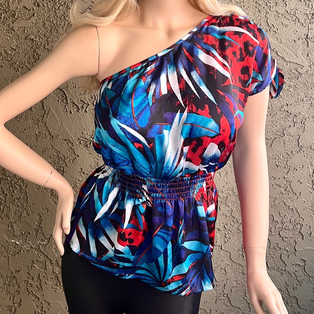 2B Bebe Vibrant One-Shoulder Leaf Print Top